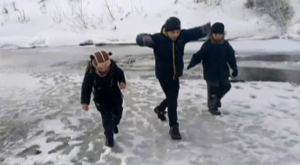 Томские школьники вытащили провалившегося под лед ребенка