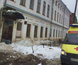 Директора вологодской школы увольняют за упавший на ребенка снег