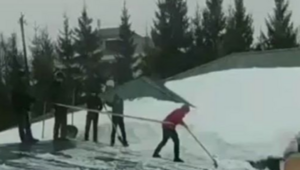 Прокуратура Татарстана проверяет информацию о чистке снега на крыше здания силами школьников